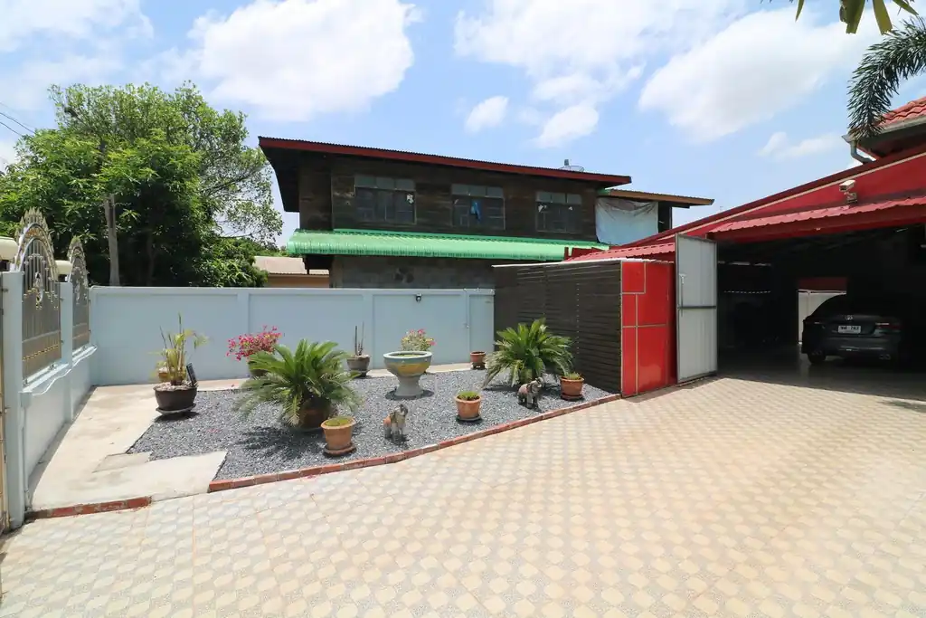 Elegant 3-bedroom pool home for sale in Sawang Daen Din, Sakon Nakhon, photo 5