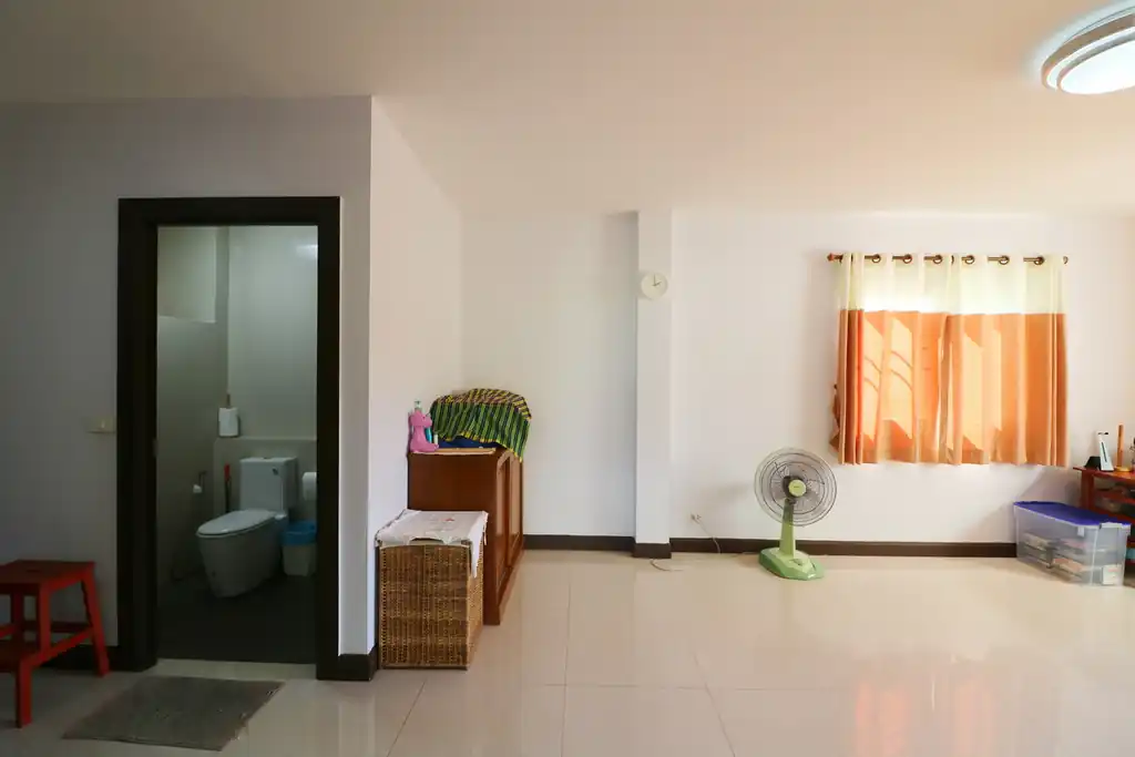 Two homes with 5 bedrooms and 4 bathrooms for sale on 1 rai 90 talang wah, Kumphawapi, Udon Thani, photo 15