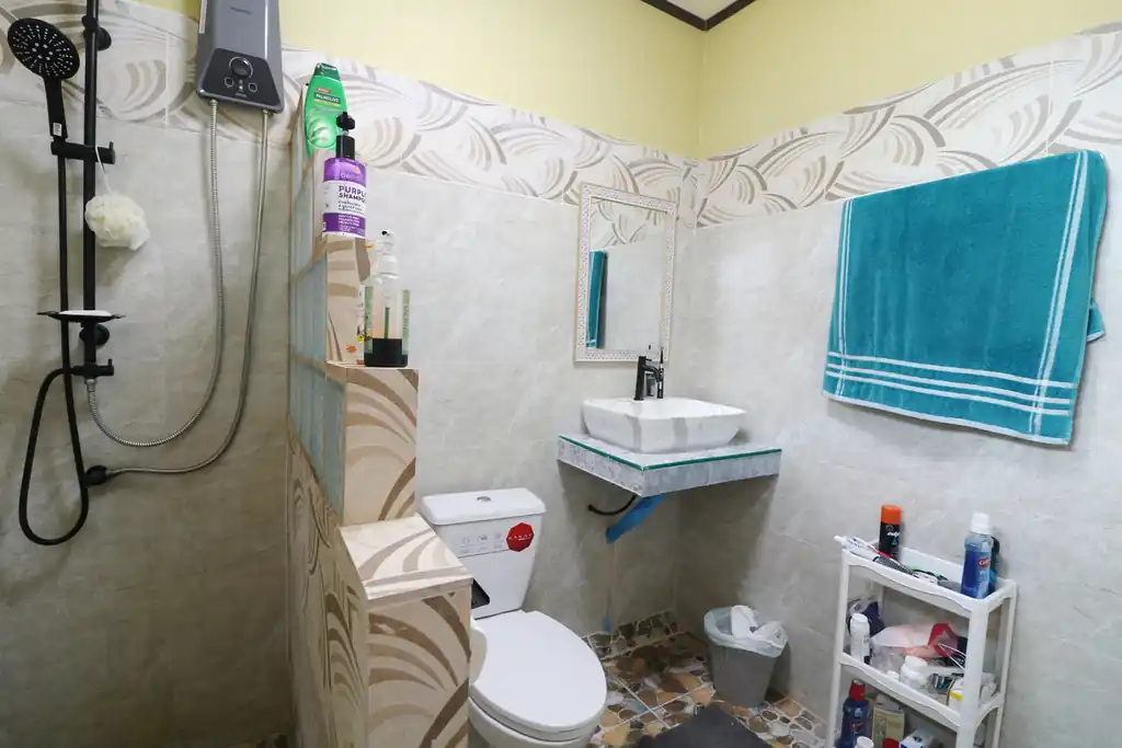 Two homes plus a shopfront on 2+ rai for sale in Lam Pao, Kalasin, photo 11