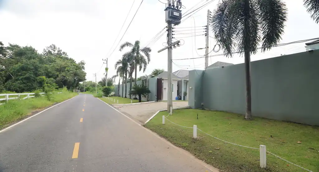 A barely lived-in 4 bedroom, 3 bathroom pool villa for sale in Khon Kaen at 8 Villas Riverside, photo 3