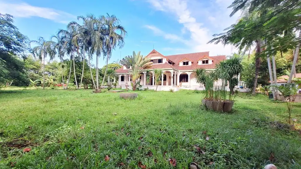 12-bedroom estate for sale near Red Lotus Lake, Udon Thani, Thailand, photo 4