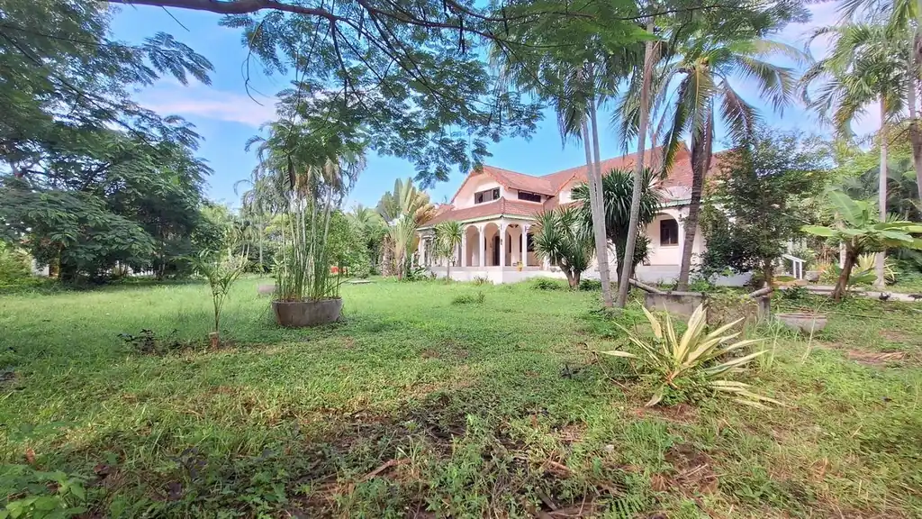 12-bedroom estate for sale near Red Lotus Lake, Udon Thani, Thailand, photo 5