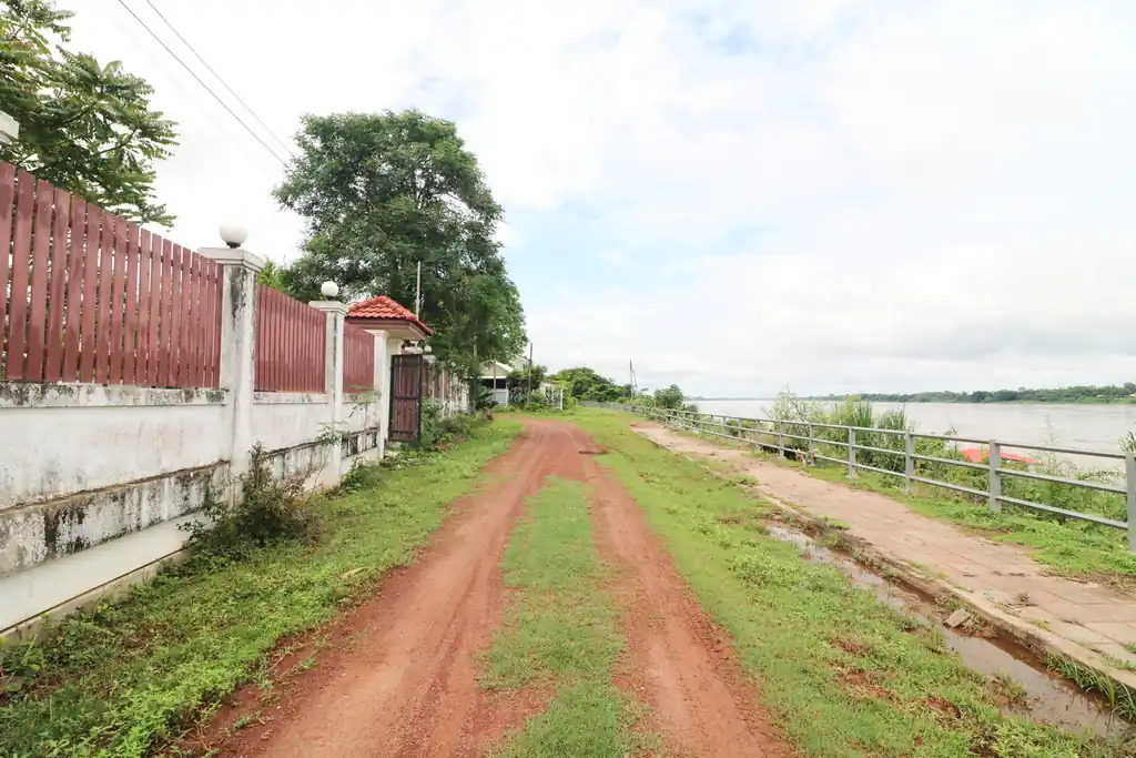 3+ rai of Mekong River frontage with a home and bungalows for sale in Phon Phisai, Nong Khai, photo 2